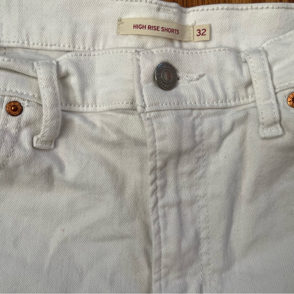 Cute Distressed Levi’s High Rise Shorts - Picture 3 of 3